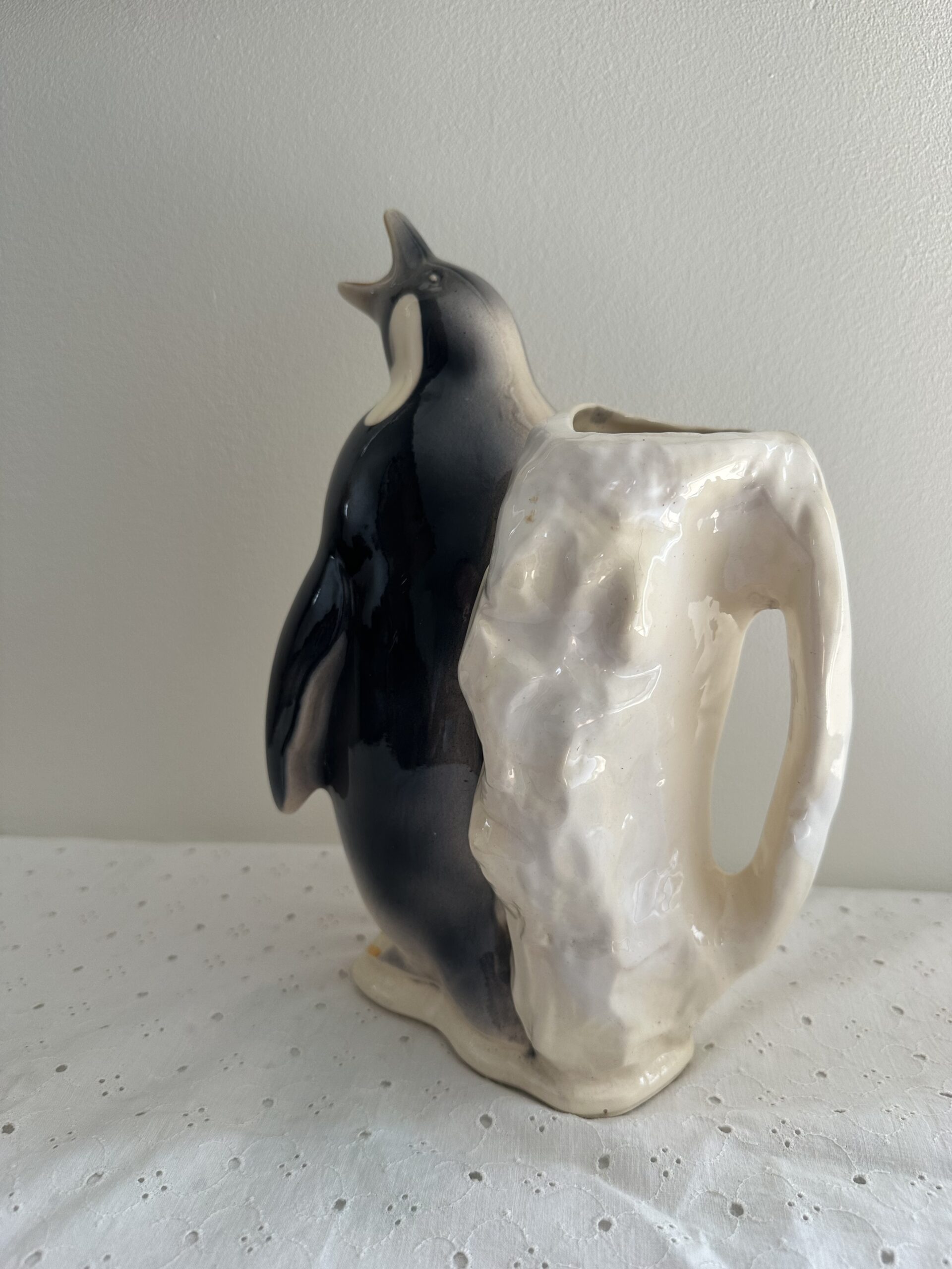 Pichet pingouin zoomorphe barbotine – Image 6