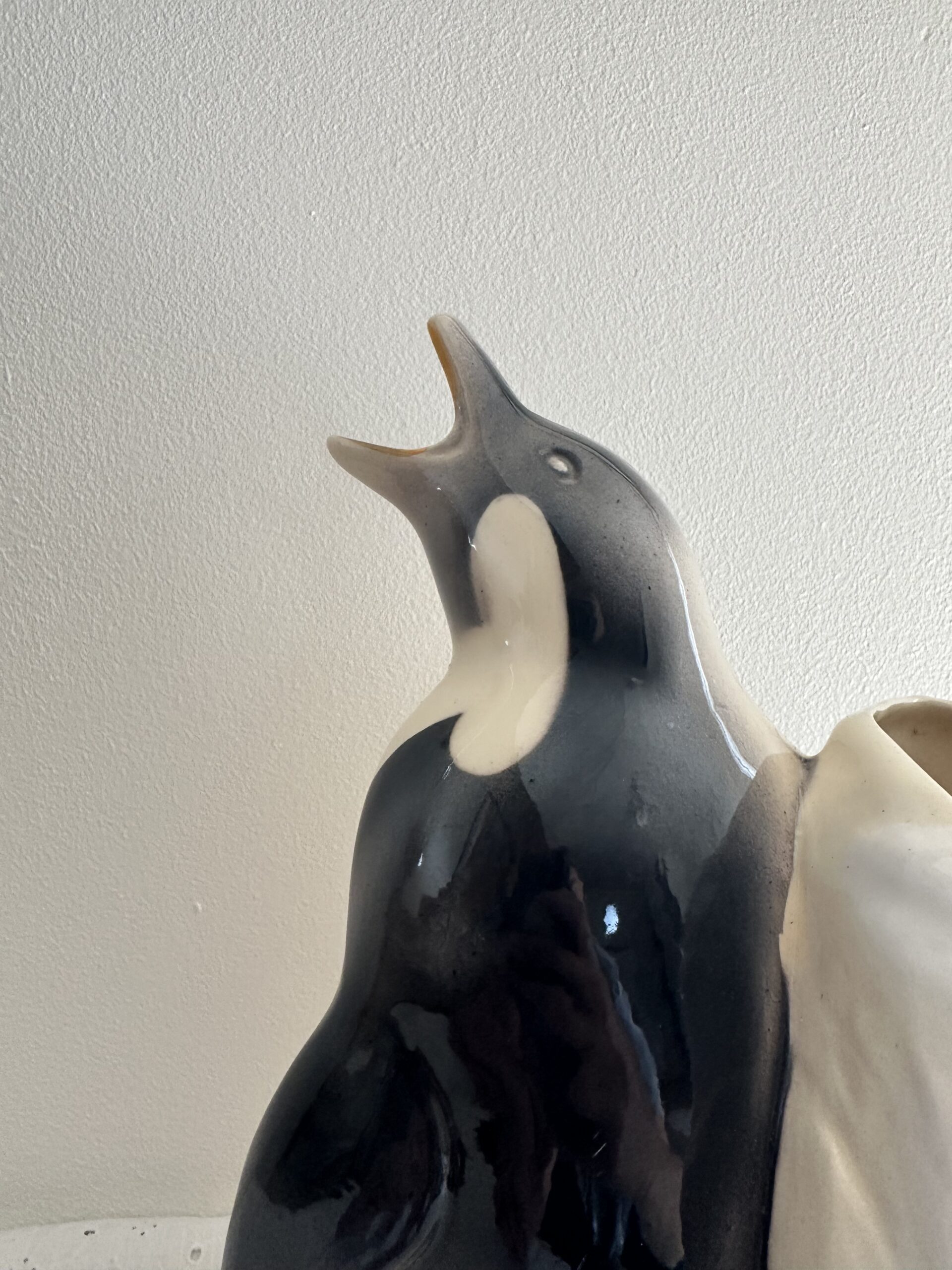 Pichet pingouin zoomorphe barbotine – Image 7