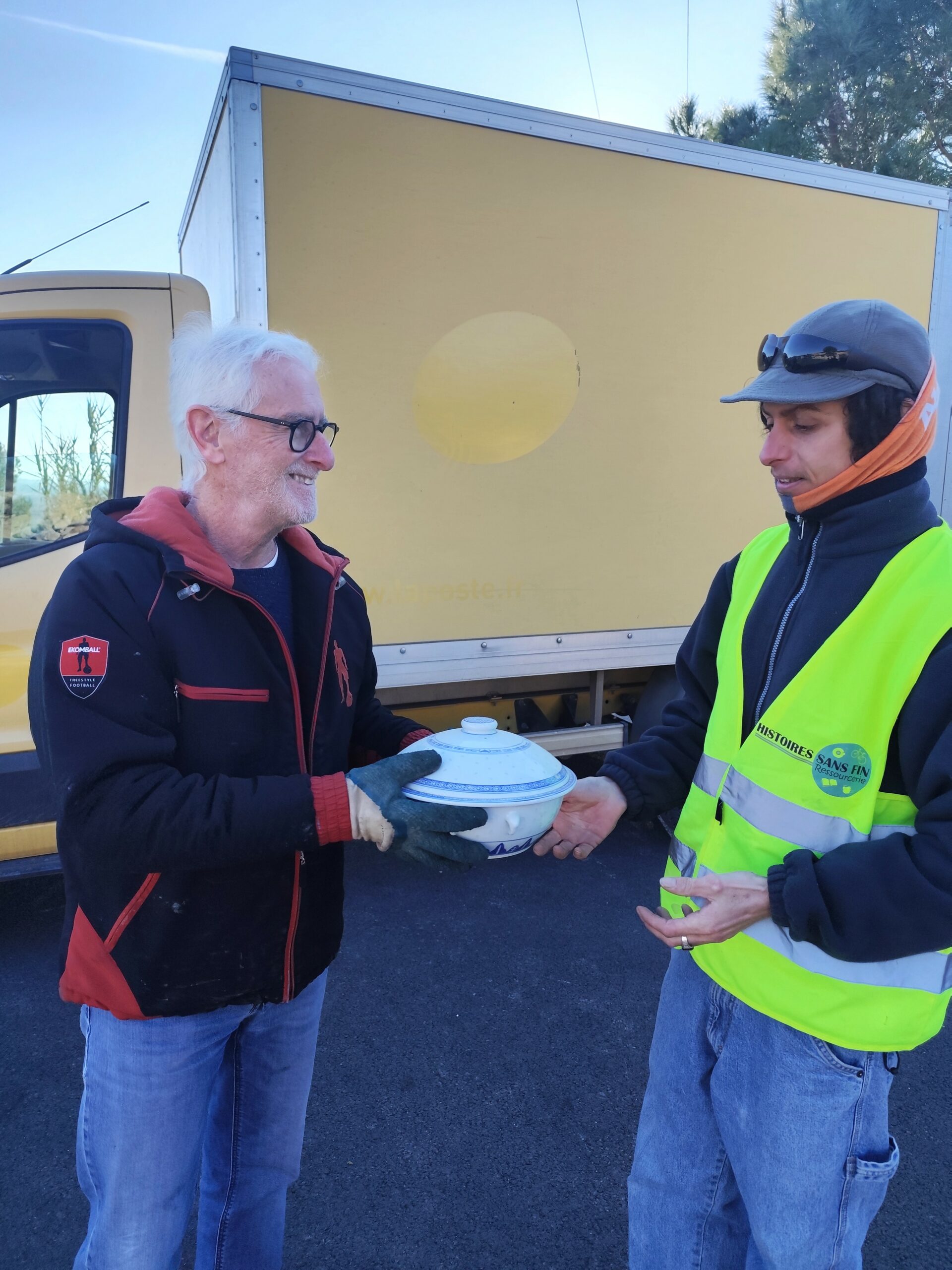 Notre équipe de débarras en action, récupérant des objets pour réemploi.