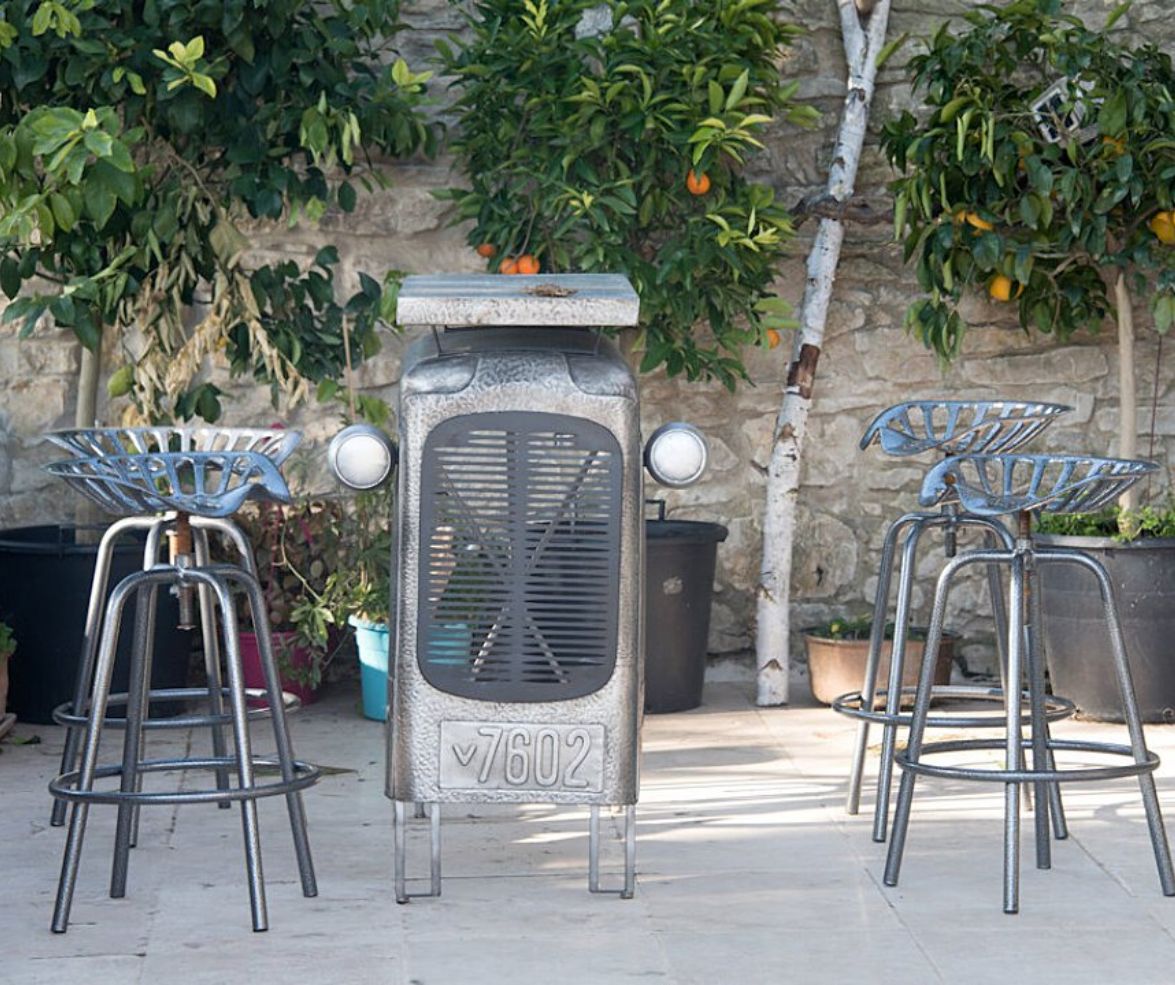 Jardin de la bastide des calades aménagé avec de la décoration de seconde main