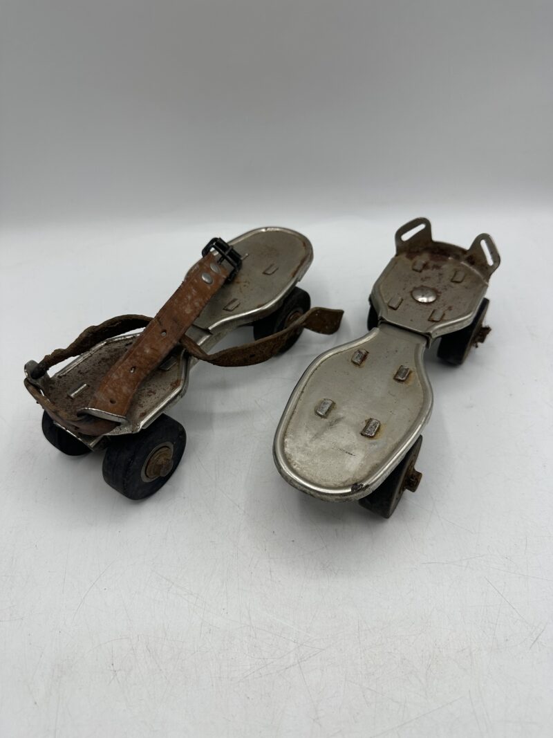 Ancienne paire de patins à roulettes vintage réglable – Image 2