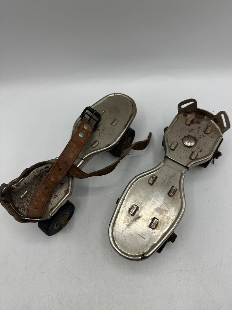 Ancienne paire de patins à roulettes vintage réglable – Image 3