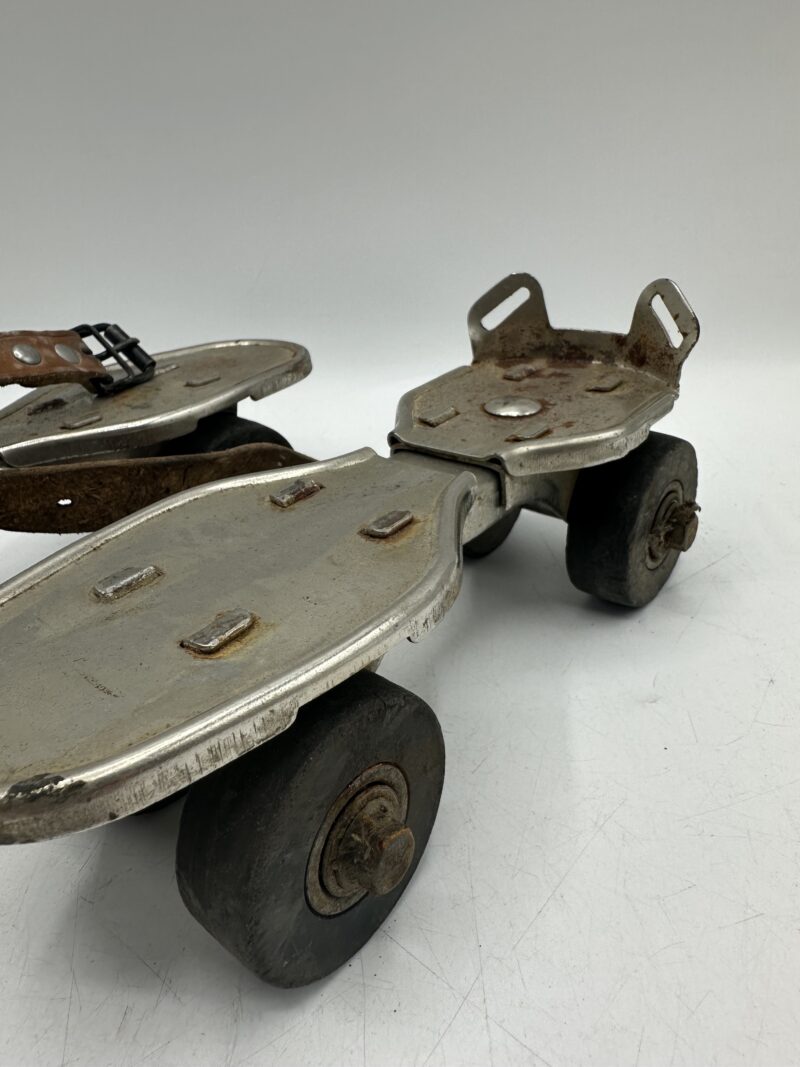 Ancienne paire de patins à roulettes vintage réglable – Image 5