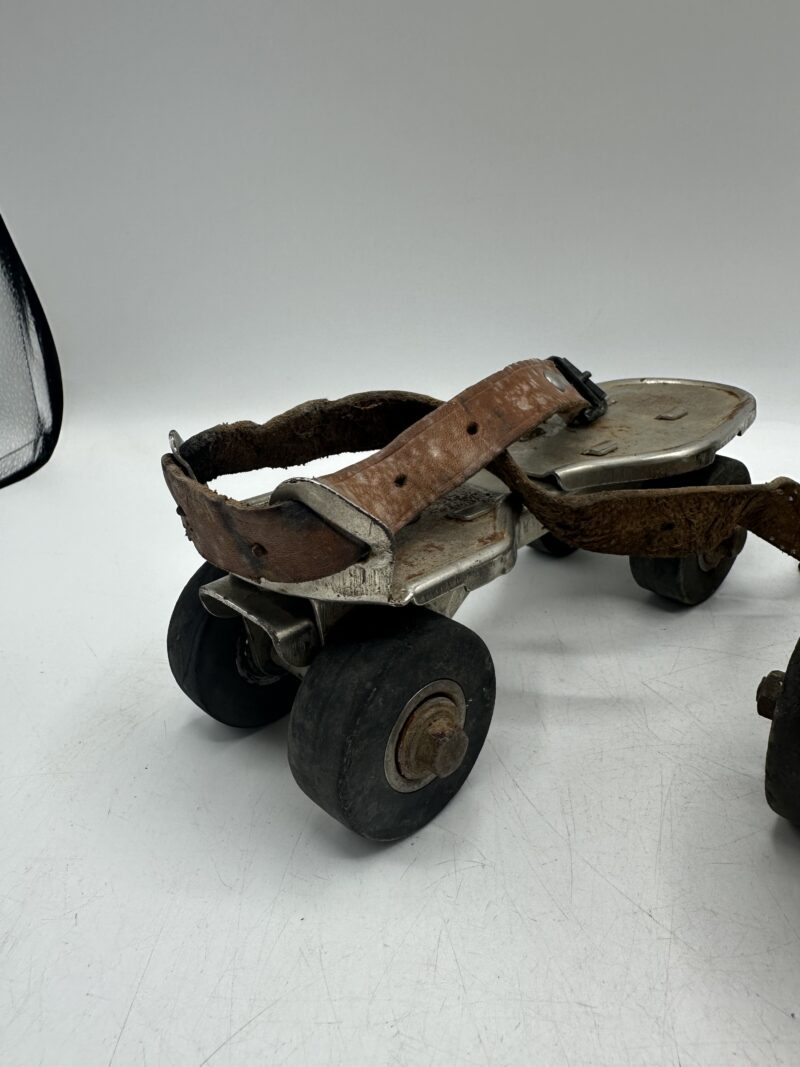 Ancienne paire de patins à roulettes vintage réglable – Image 7