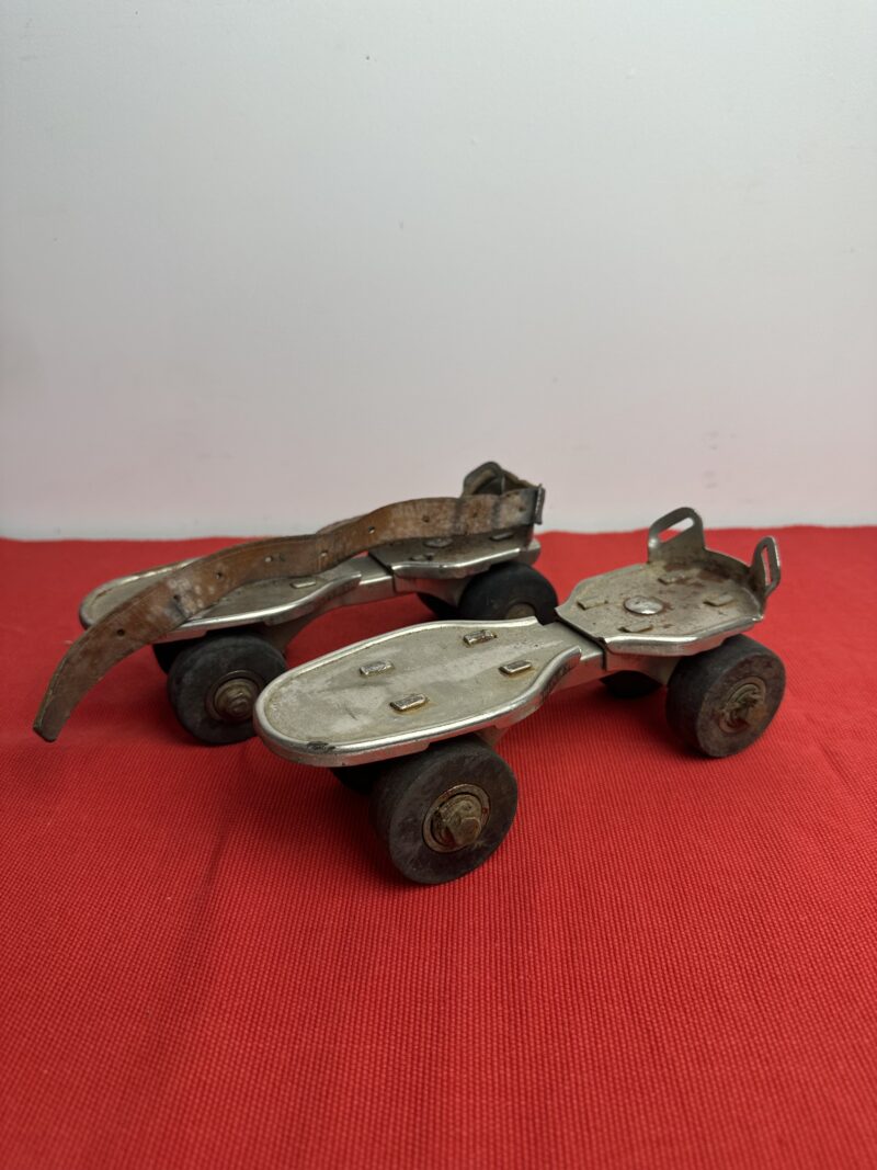 Ancienne paire de patins à roulettes vintage réglable