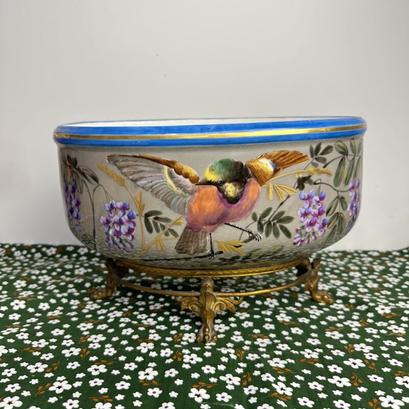 Jardinière ancienne en porcelaine fleurie