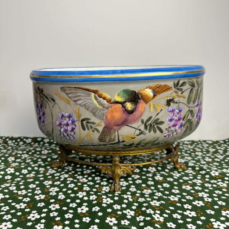 Jardinière ancienne en porcelaine fleurie