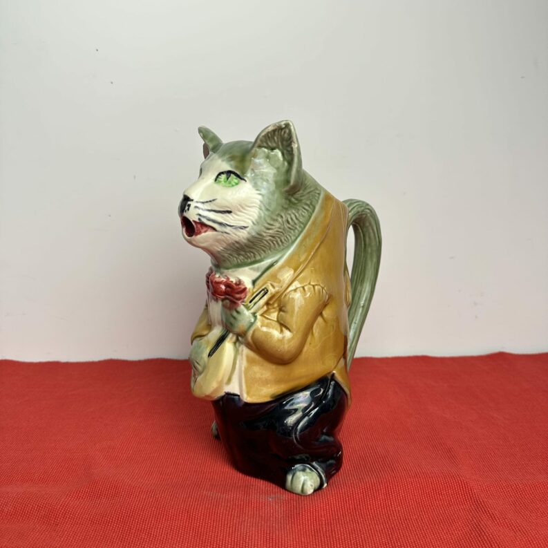 Pichet zoomorphe chat barbotine