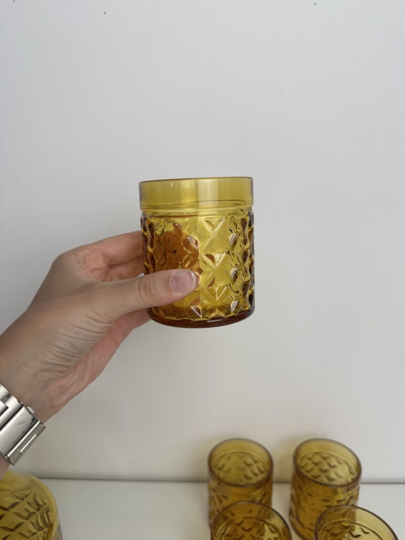 Ensemble vintage verres et carafe ambrés – Image 4