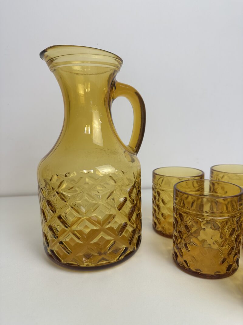 Ensemble vintage verres et carafe ambrés – Image 9