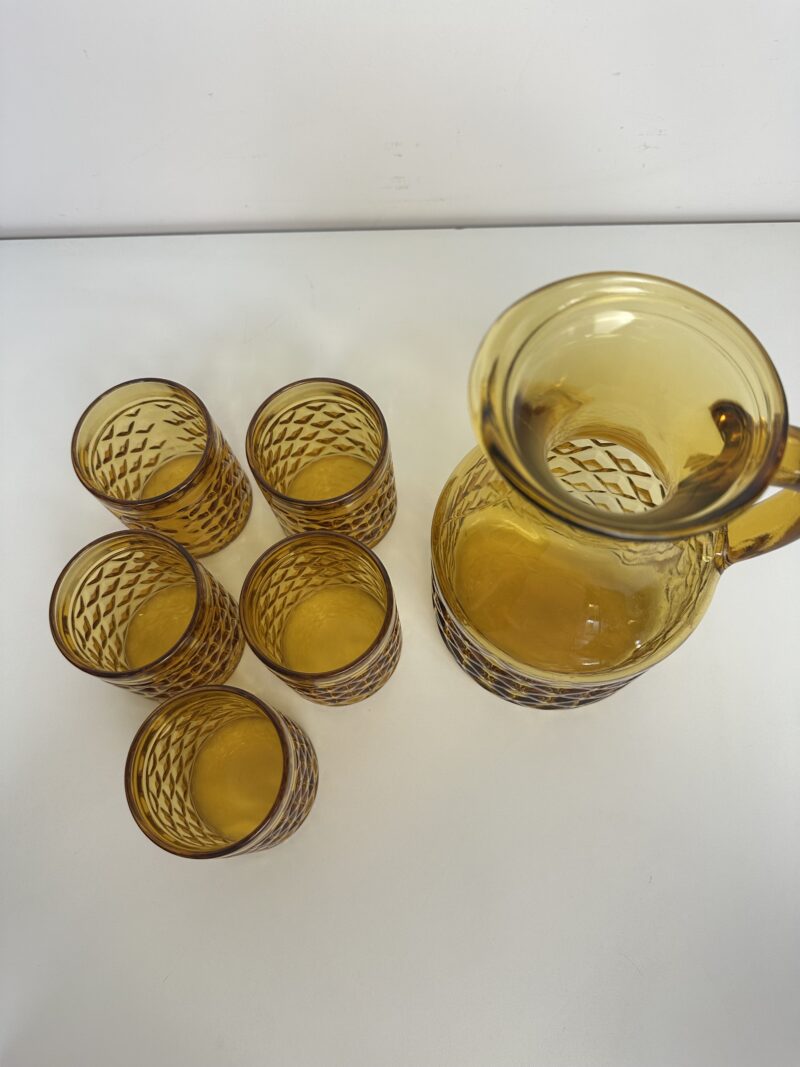Ensemble vintage verres et carafe ambrés – Image 10