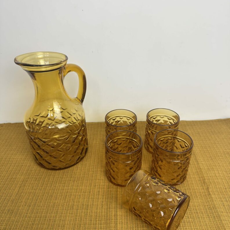 Ensemble vintage verres et carafe ambrés
