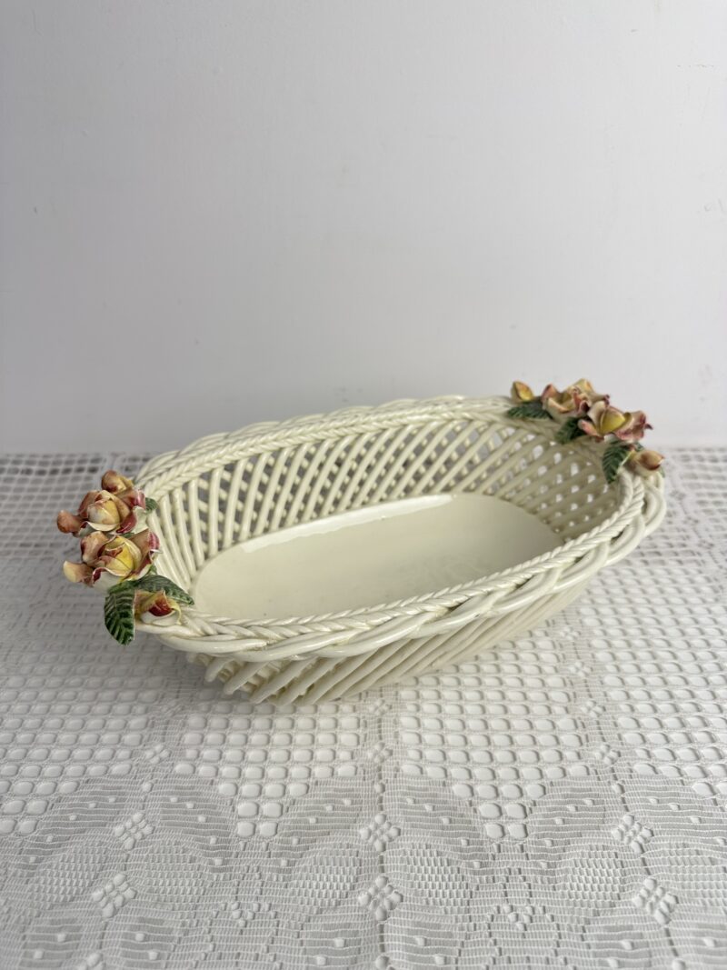 Ancienne corbeille tressée en porcelaine décor fleurs