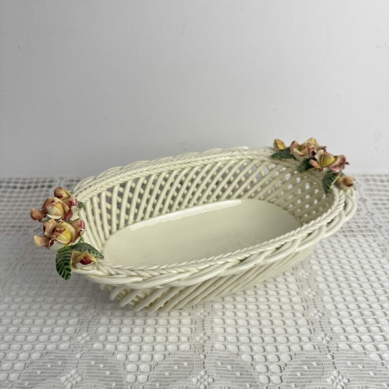 Ancienne corbeille tressée en porcelaine décor fleurs