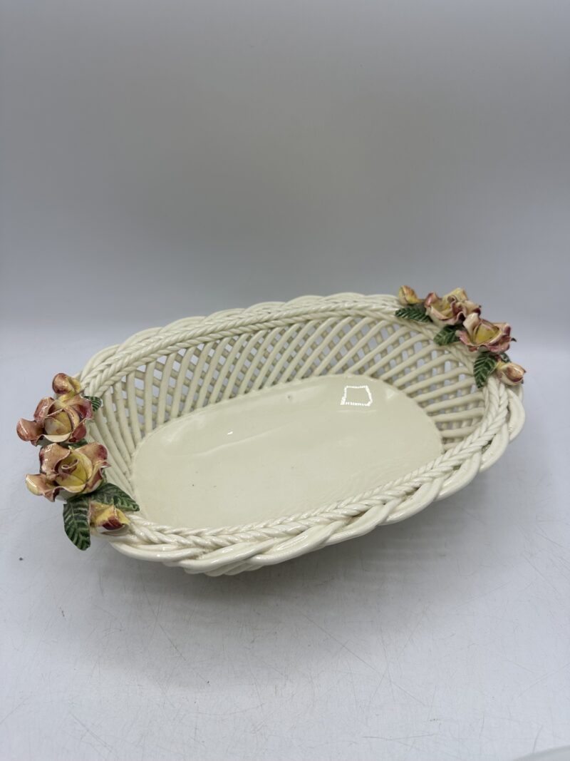 Ancienne corbeille tressée en porcelaine décor fleurs – Image 2