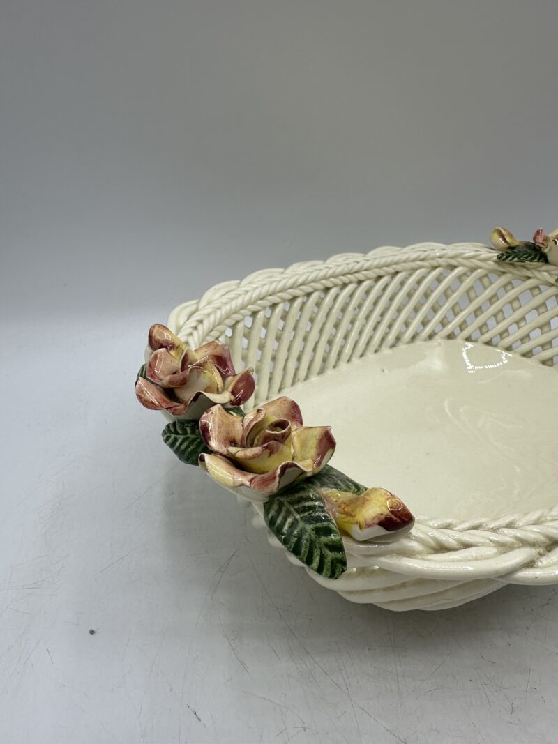 Ancienne corbeille tressée en porcelaine décor fleurs – Image 3