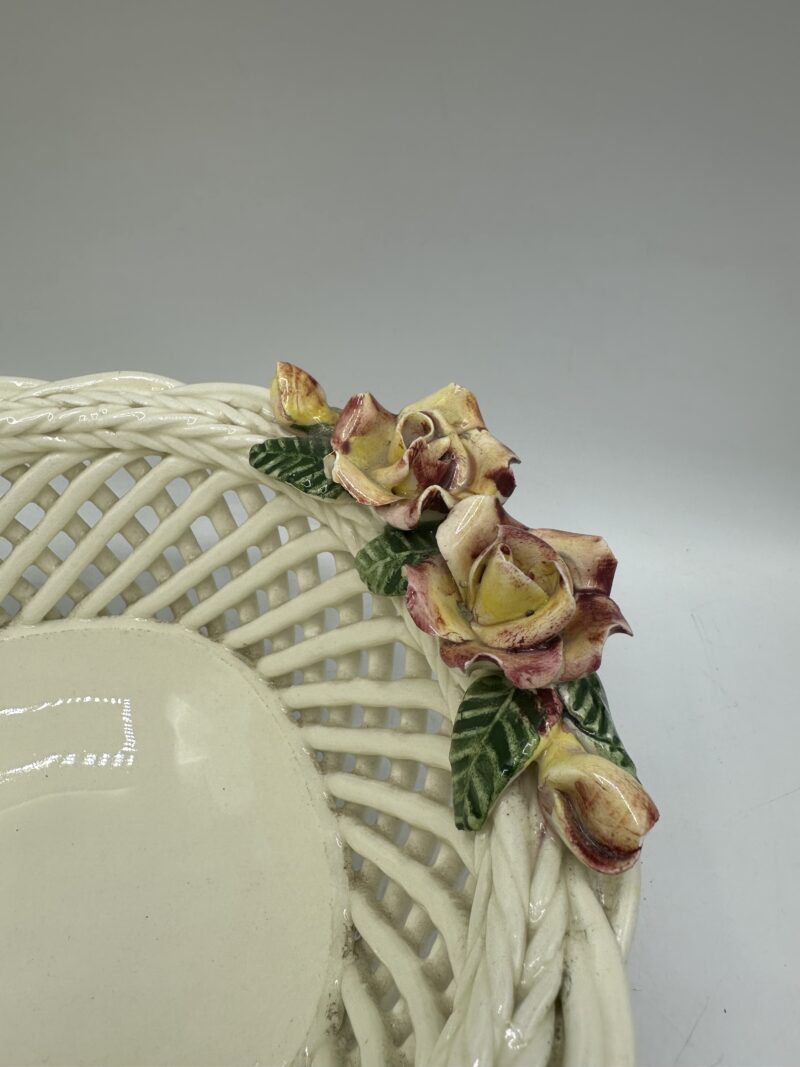 Ancienne corbeille tressée en porcelaine décor fleurs – Image 4