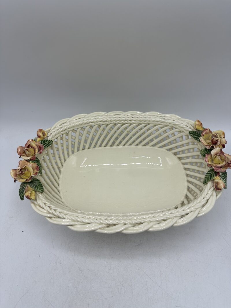 Ancienne corbeille tressée en porcelaine décor fleurs – Image 5