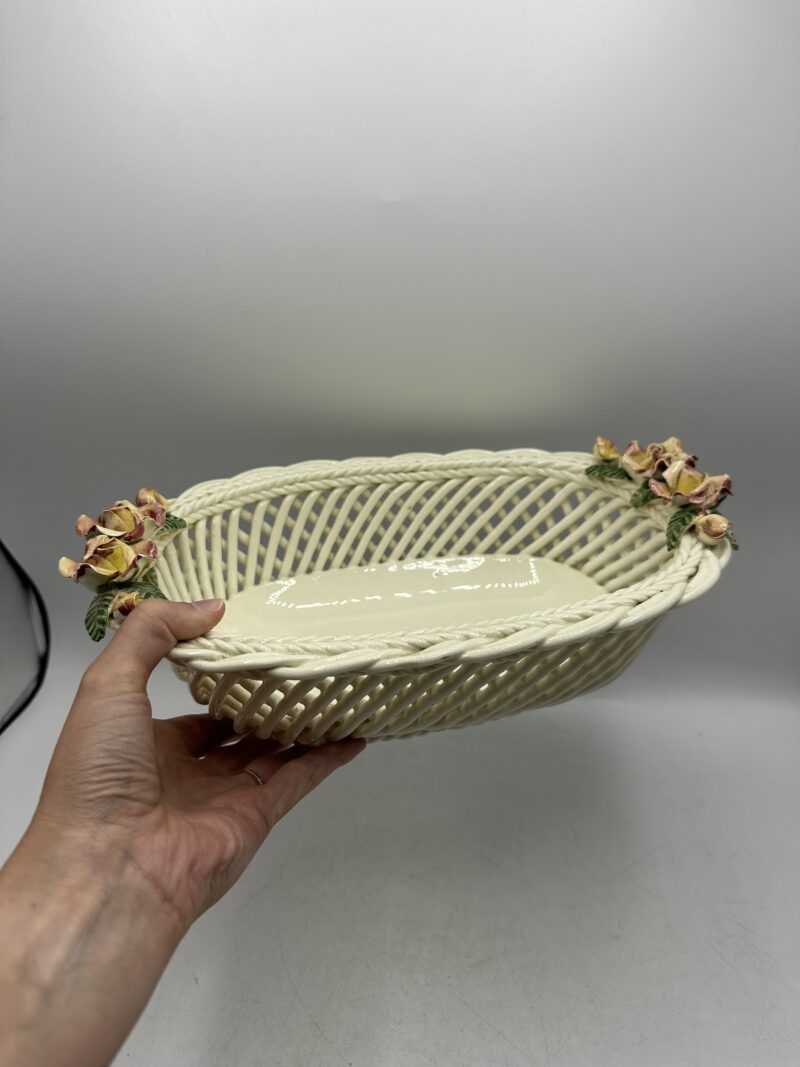 Ancienne corbeille tressée en porcelaine décor fleurs – Image 6