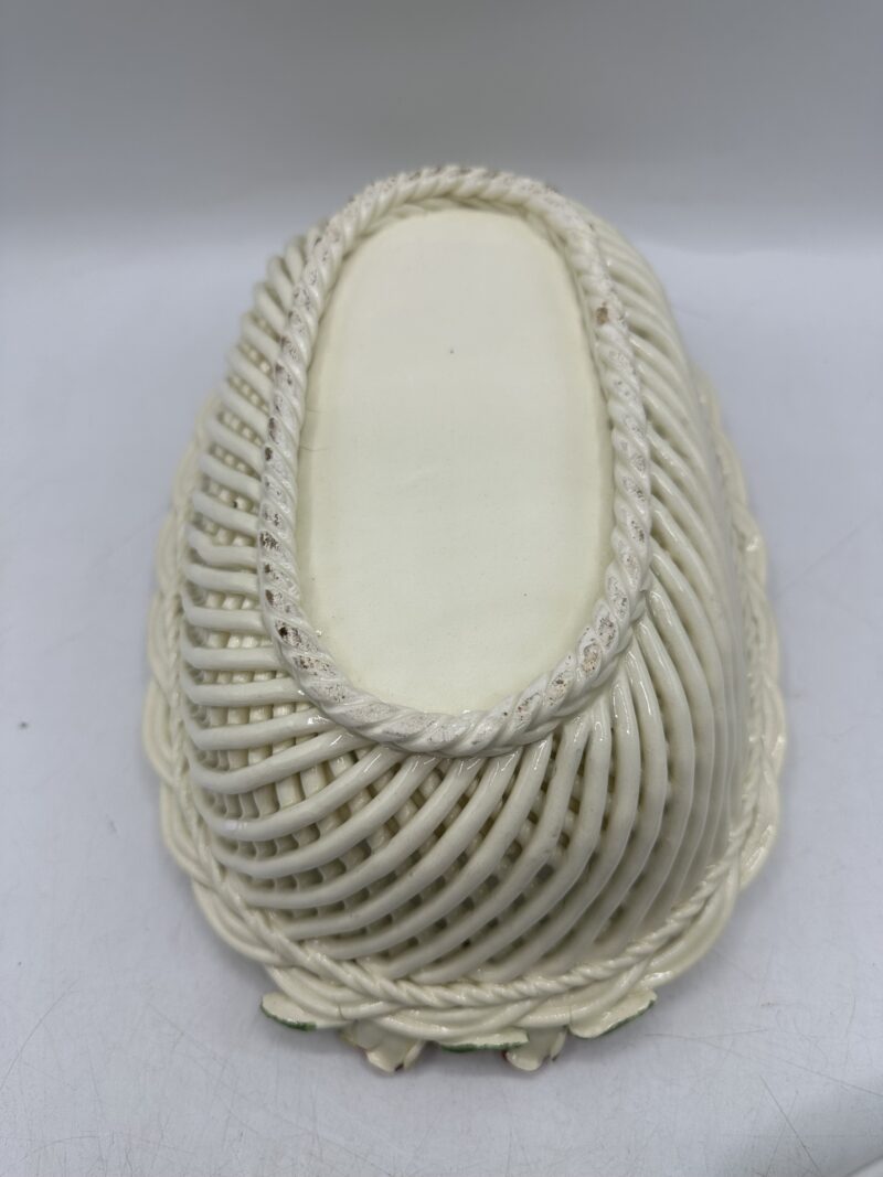 Ancienne corbeille tressée en porcelaine décor fleurs – Image 7