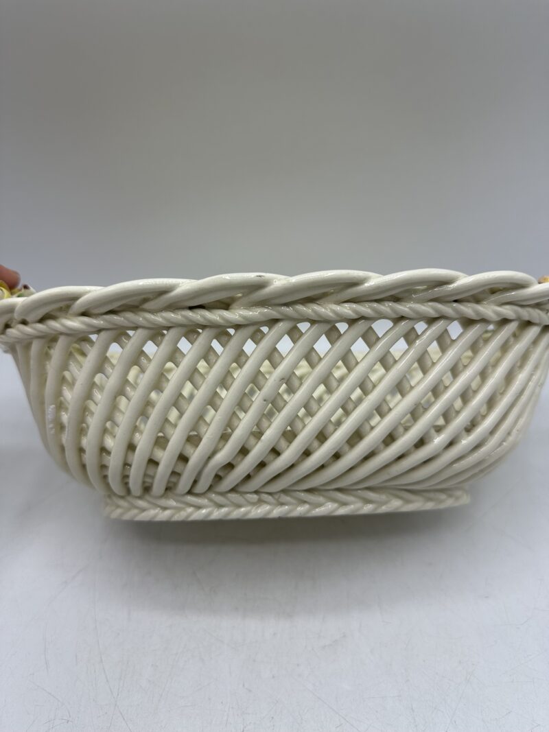 Ancienne corbeille tressée en porcelaine décor fleurs – Image 8