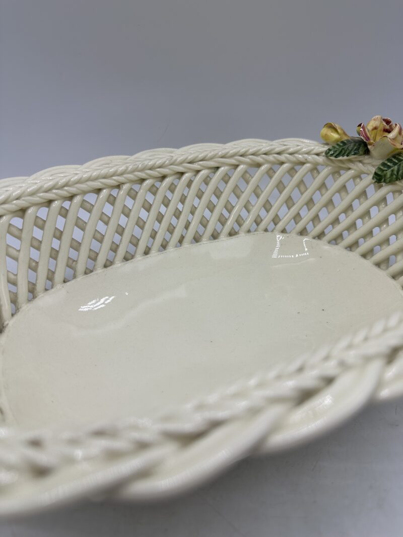 Ancienne corbeille tressée en porcelaine décor fleurs – Image 9