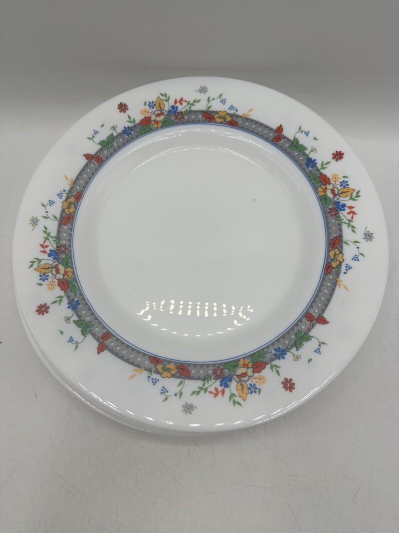 Service 11 assiettes Arcopal fleurie vintage – Image 3