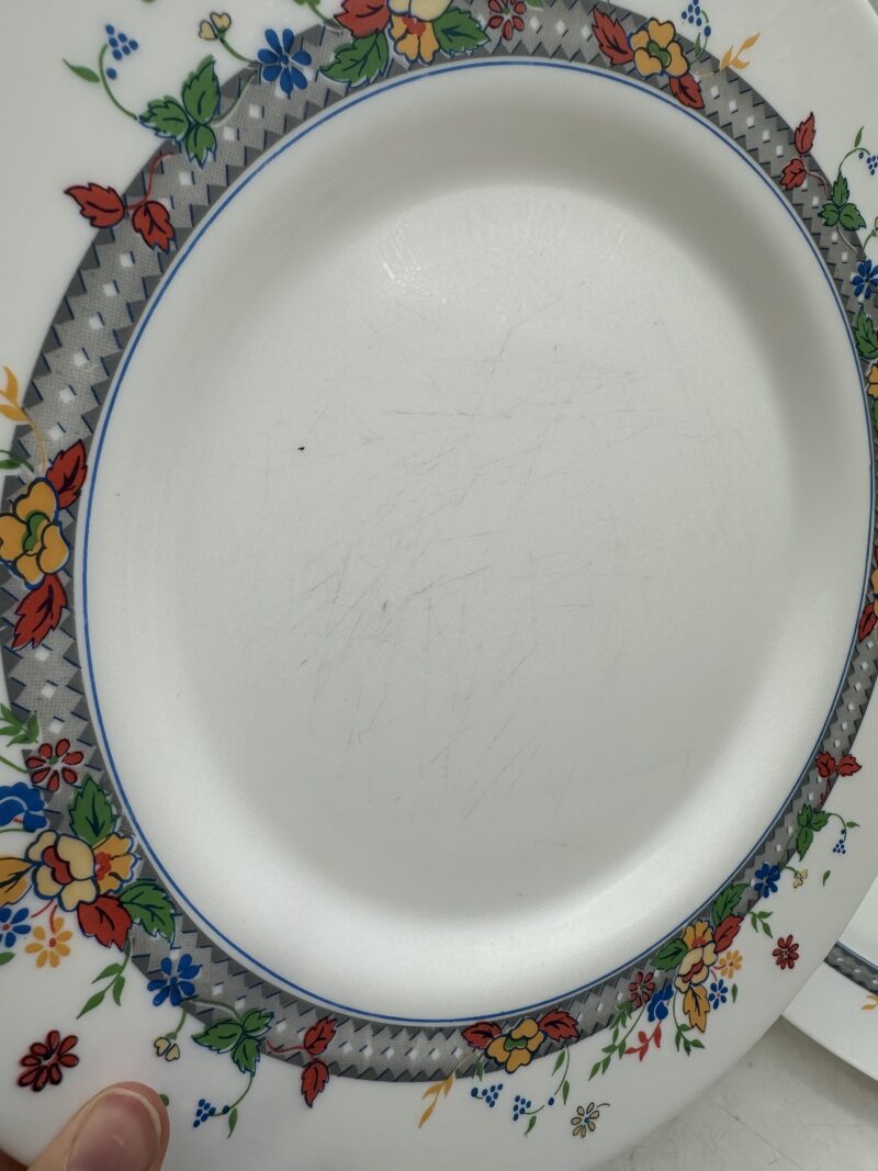 Service 11 assiettes Arcopal fleurie vintage – Image 6