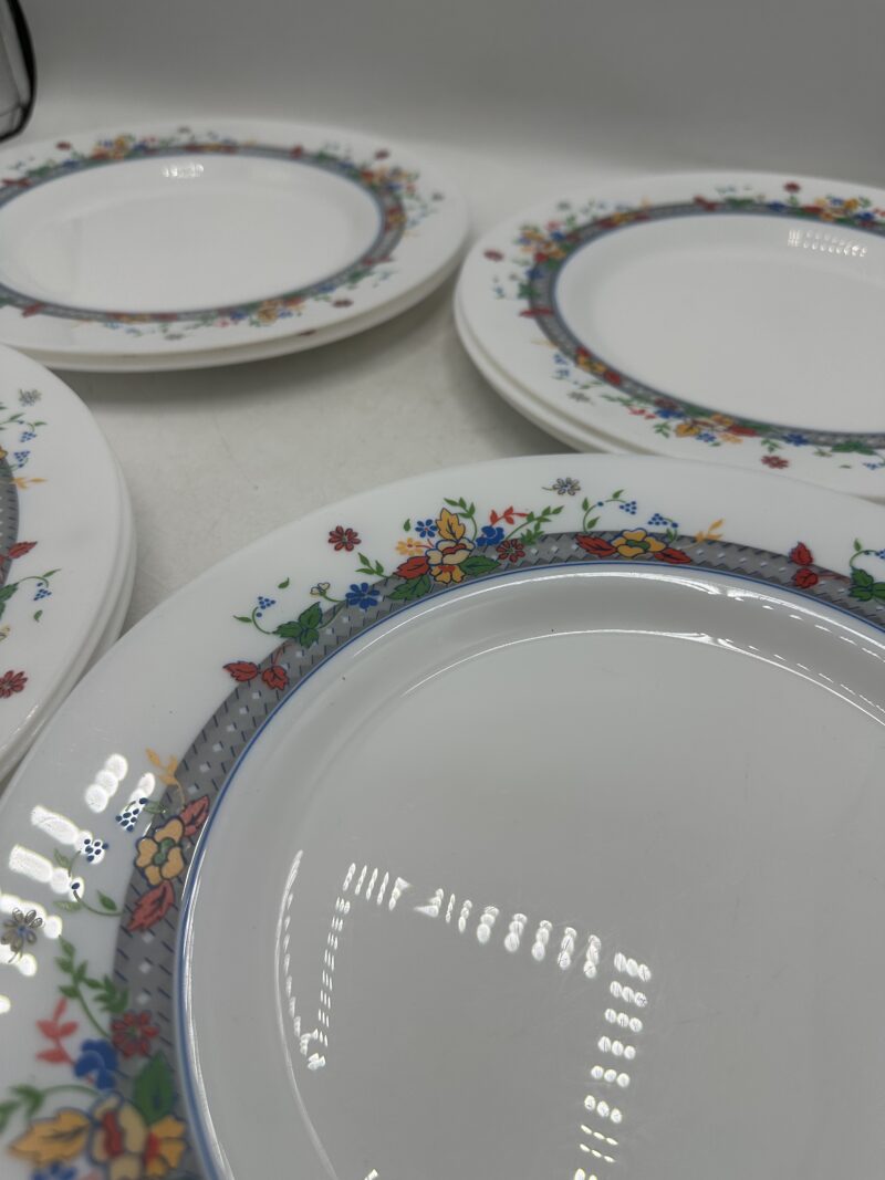 Service 11 assiettes Arcopal fleurie vintage – Image 9