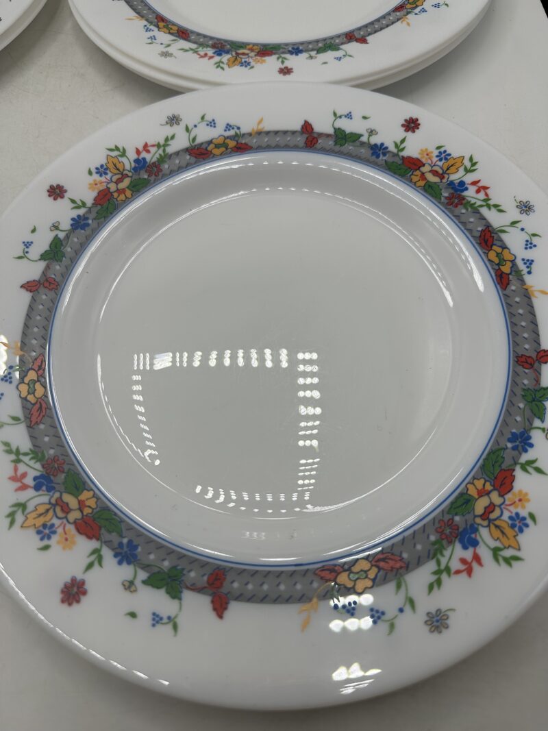 Service 11 assiettes Arcopal fleurie vintage – Image 10
