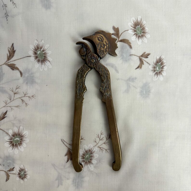 Ancien casse-noisettes tête de coq en cuivre vintage