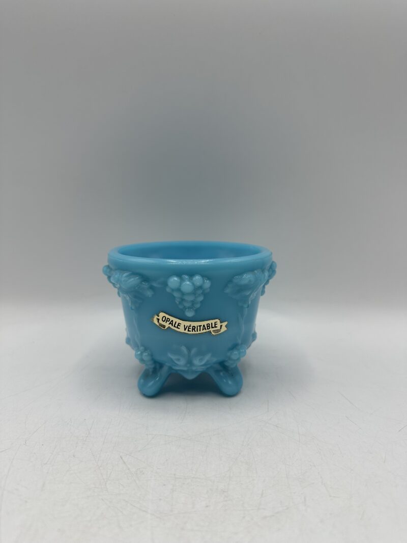 Petit pot ancien en opaline bleue décor vigne – Image 2
