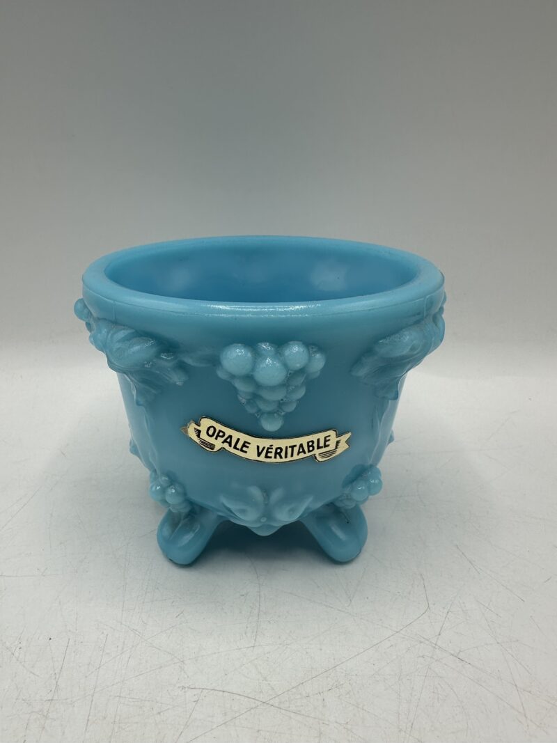 Petit pot ancien en opaline bleue décor vigne – Image 3