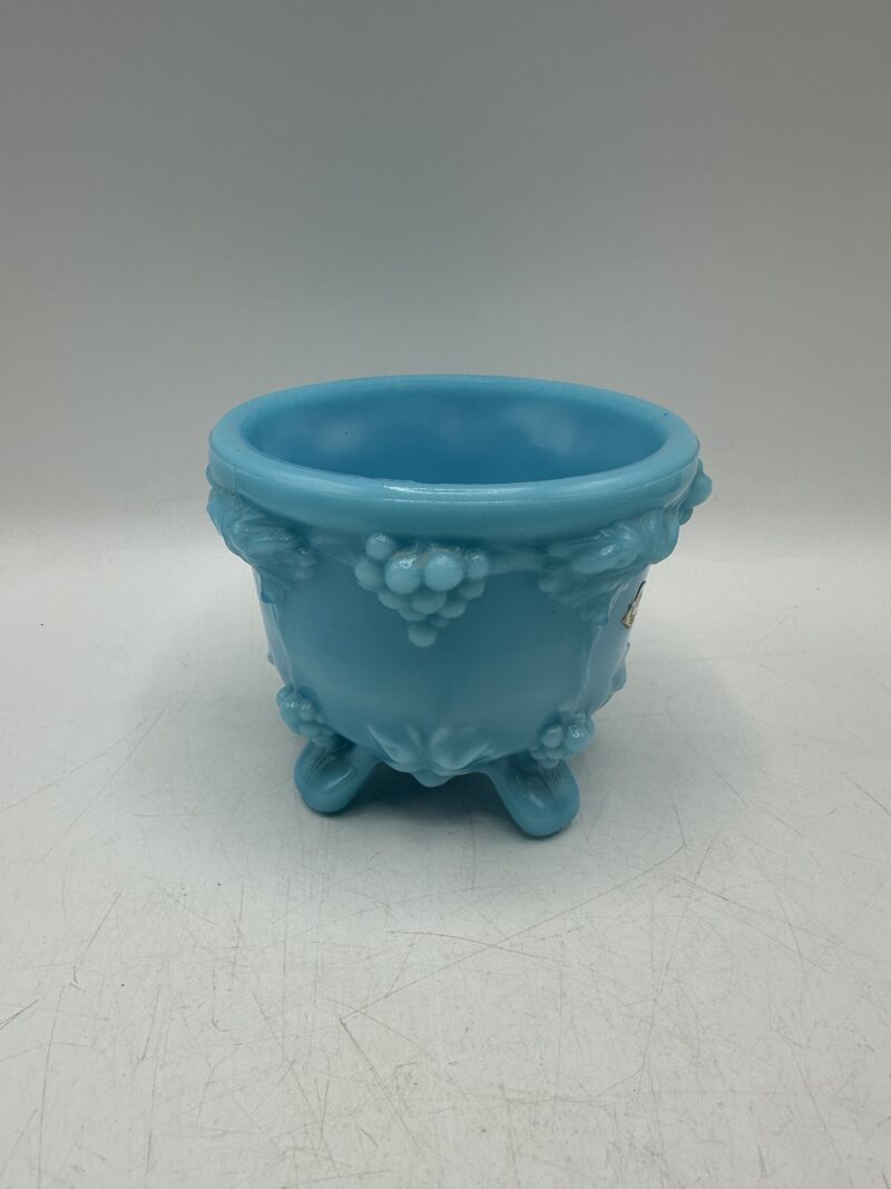 Petit pot ancien en opaline bleue décor vigne – Image 4