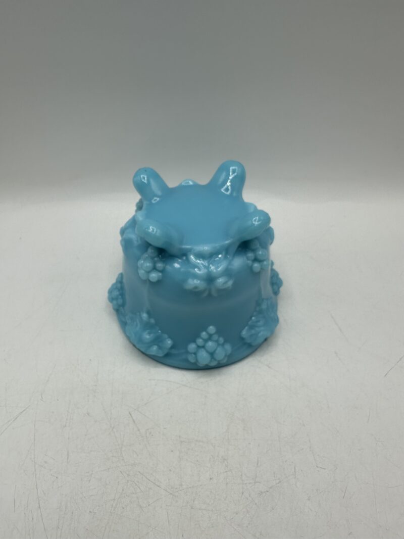Petit pot ancien en opaline bleue décor vigne – Image 5