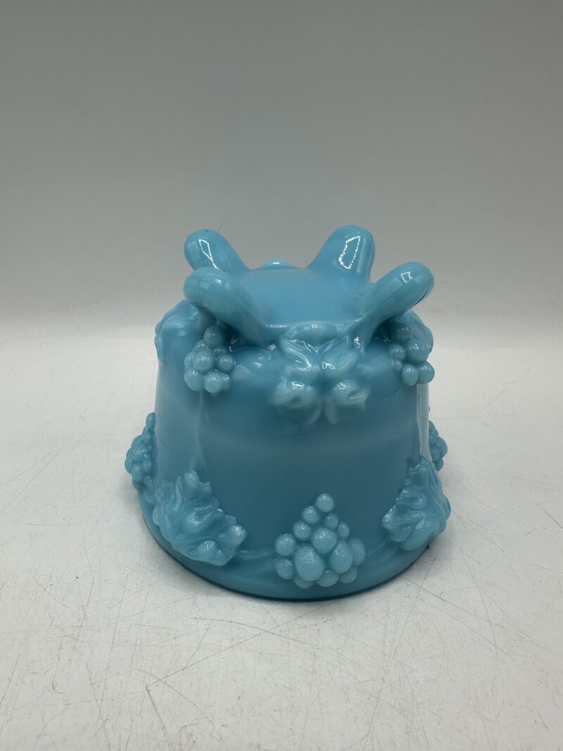 Petit pot ancien en opaline bleue décor vigne – Image 6