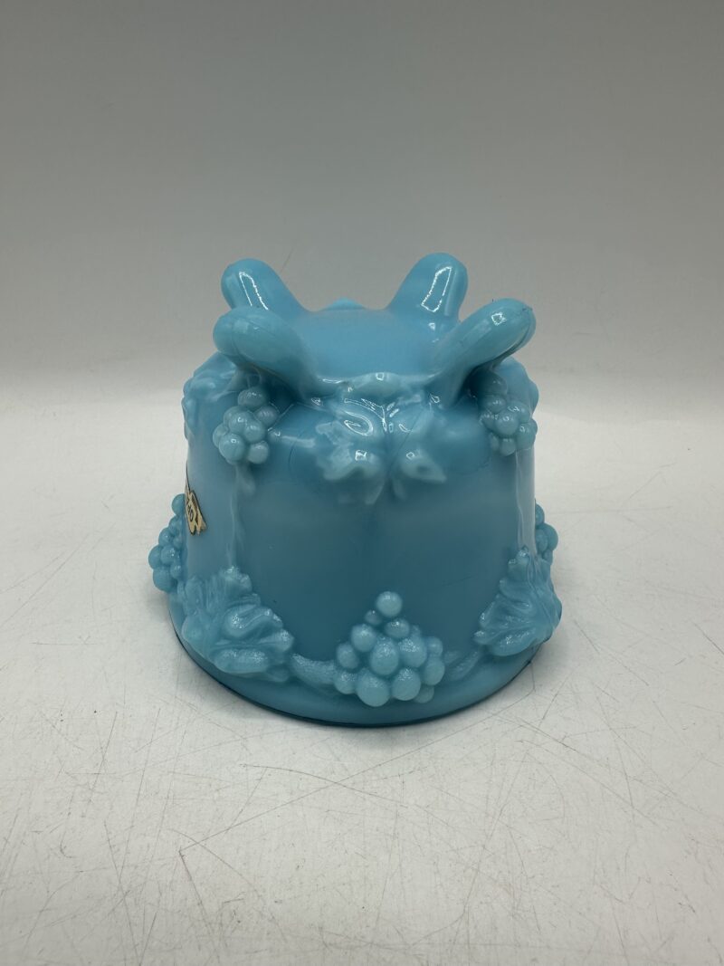 Petit pot ancien en opaline bleue décor vigne – Image 7