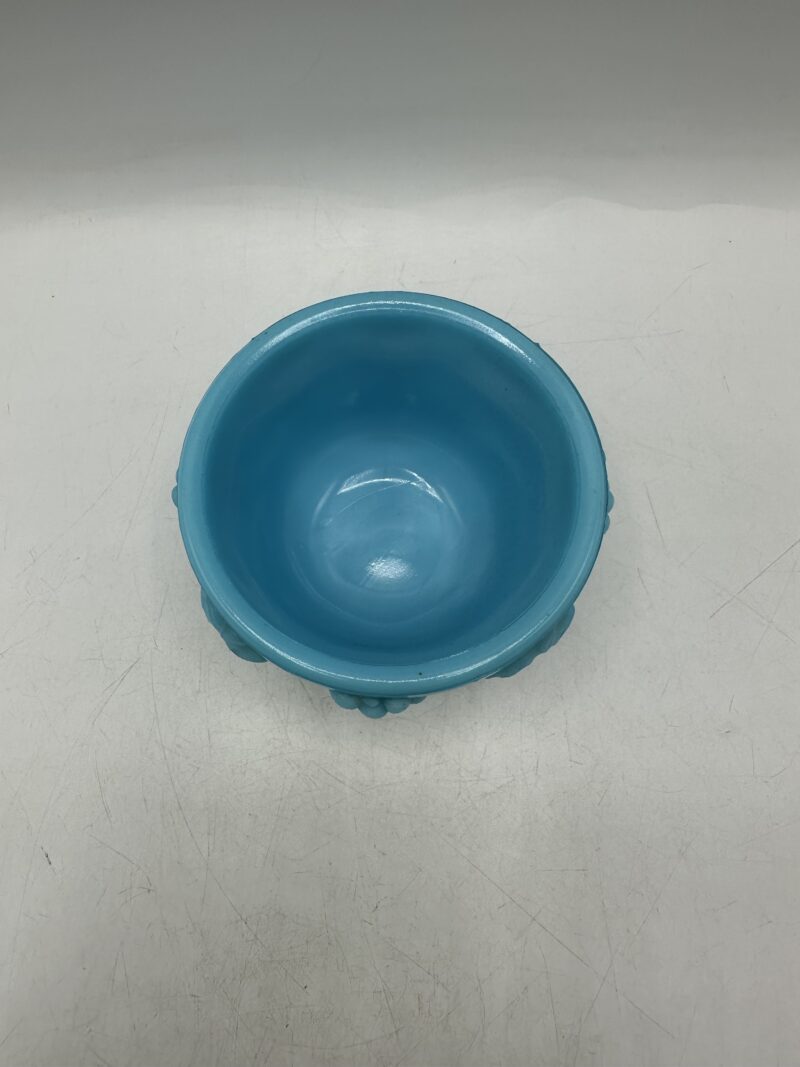 Petit pot ancien en opaline bleue décor vigne – Image 8