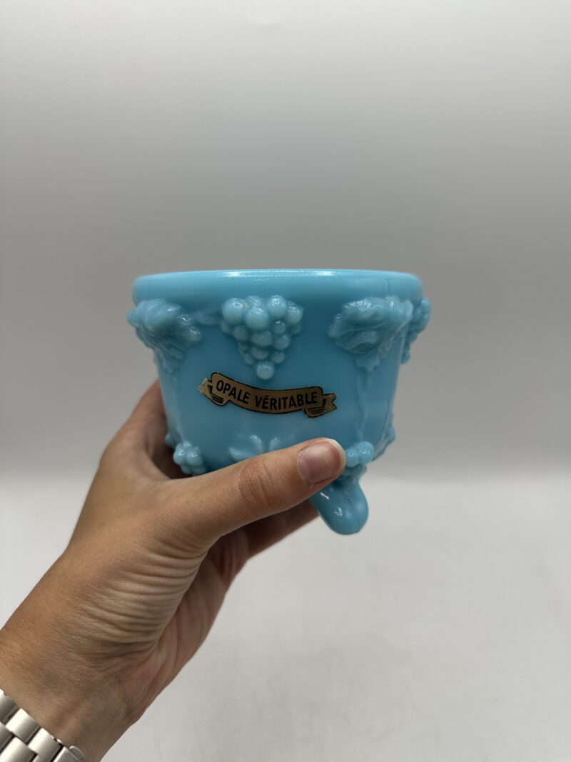 Petit pot ancien en opaline bleue décor vigne – Image 9