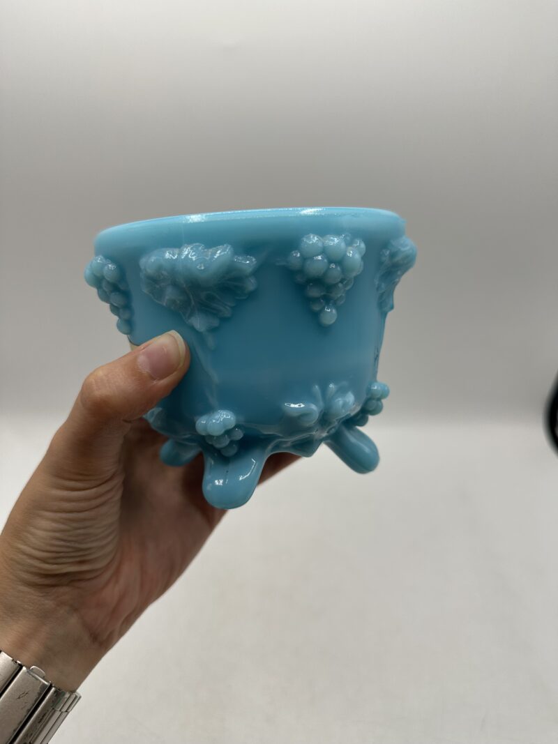 Petit pot ancien en opaline bleue décor vigne – Image 12