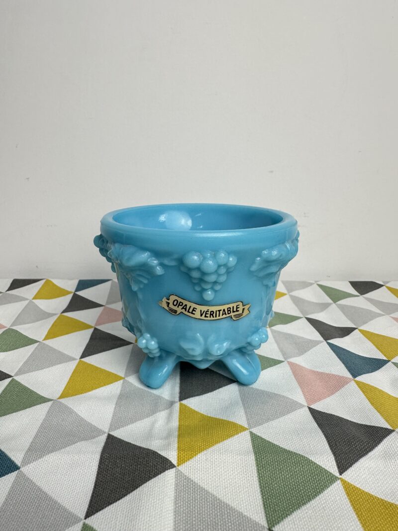 Petit pot ancien en opaline bleue décor vigne