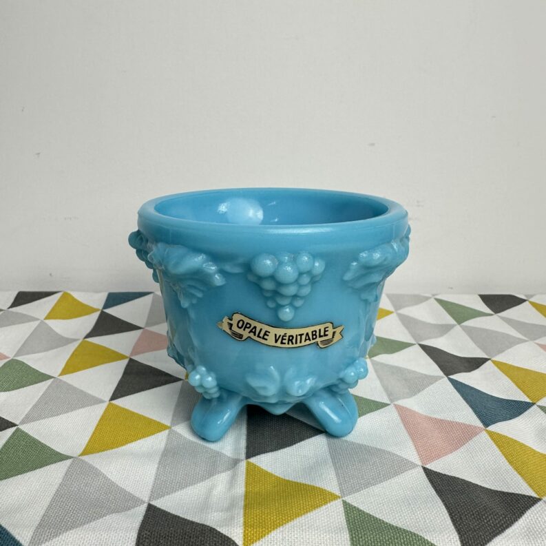 Petit pot ancien en opaline bleue décor vigne