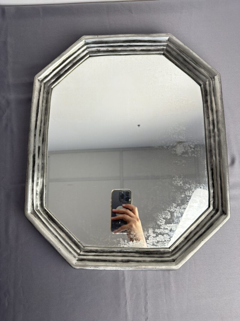 Ancien miroir octogonal en étain vintage