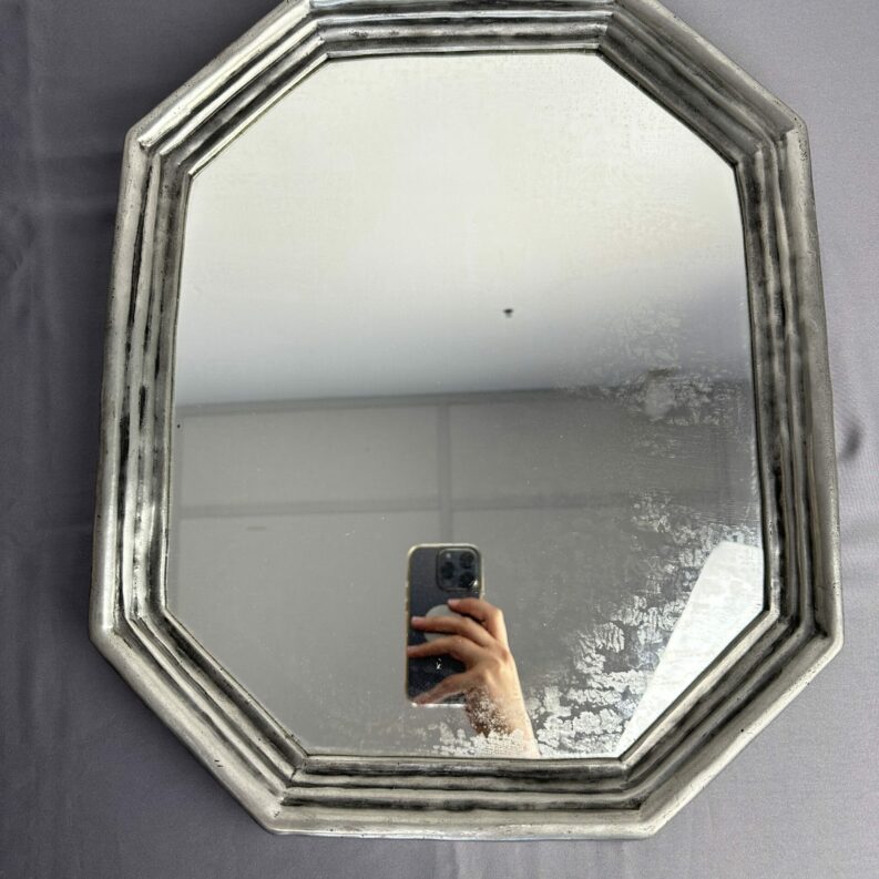 Ancien miroir octogonal en étain vintage