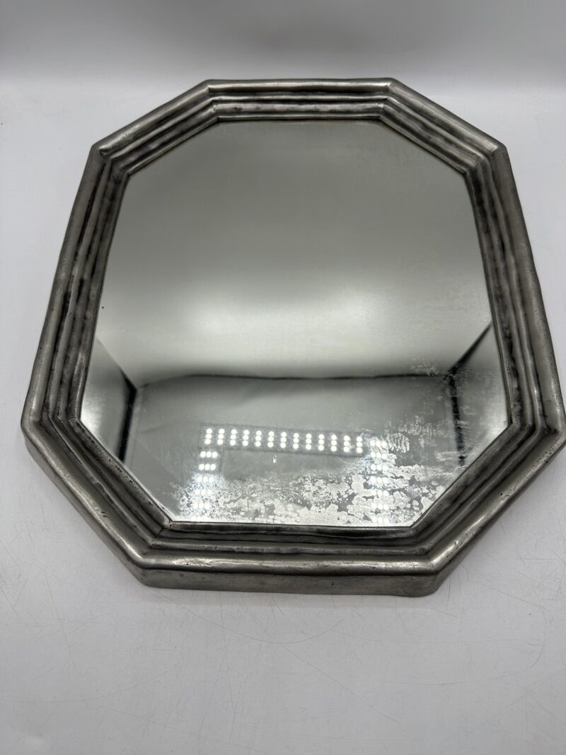 Ancien miroir octogonal en étain vintage – Image 2
