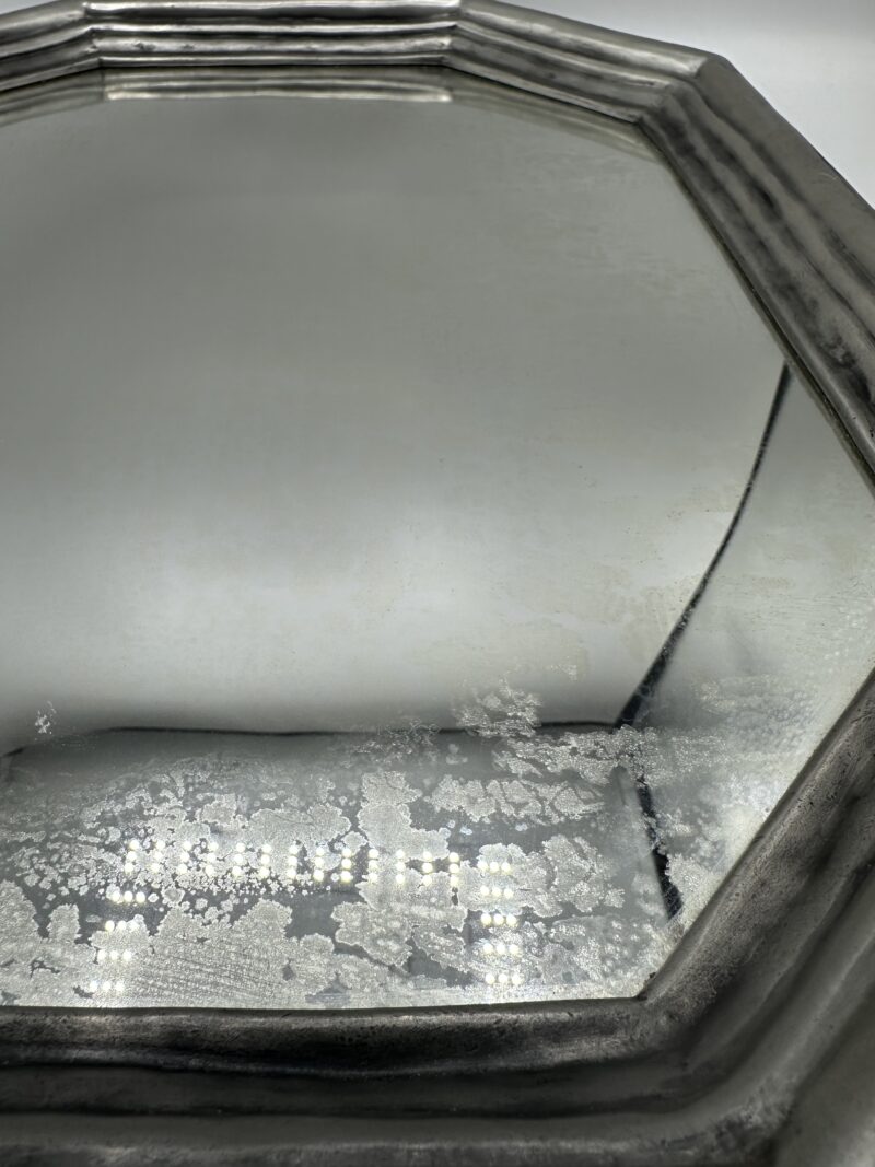 Ancien miroir octogonal en étain vintage – Image 3