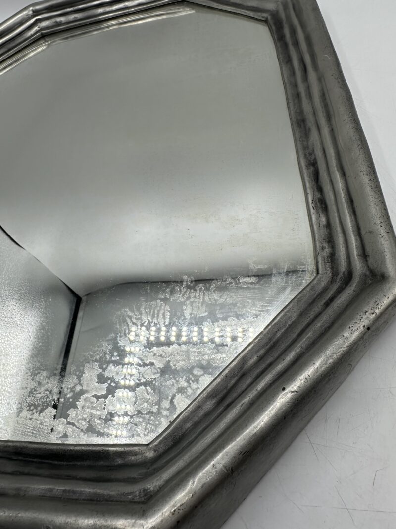 Ancien miroir octogonal en étain vintage – Image 4