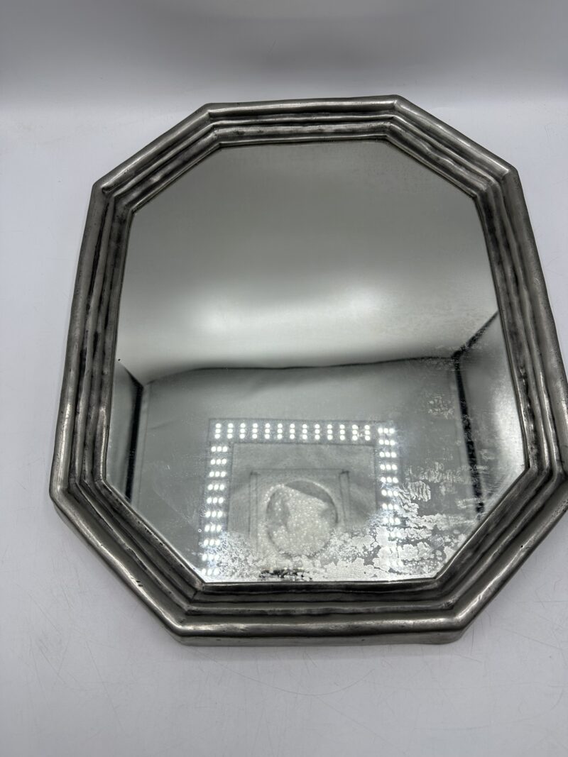 Ancien miroir octogonal en étain vintage – Image 5
