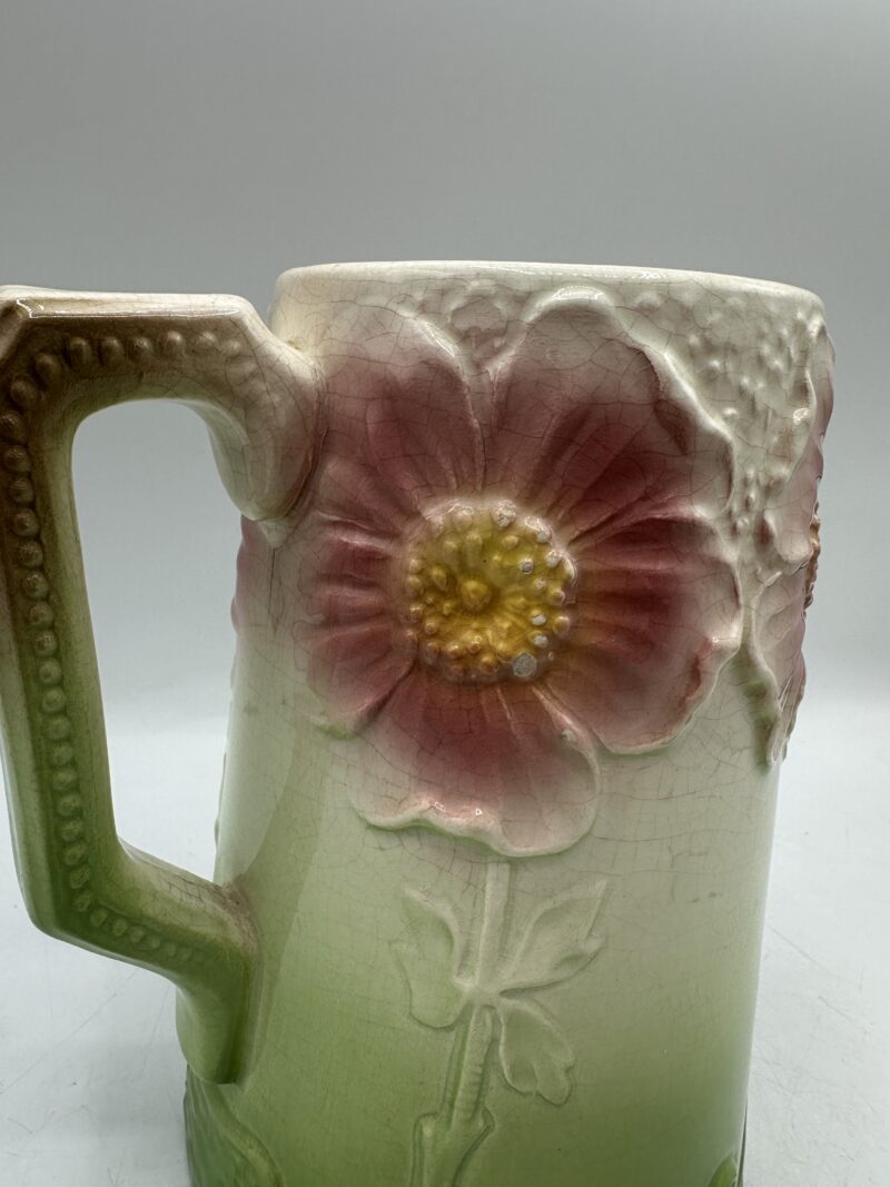 Ancien pichet fleuri en barbotine – Image 9