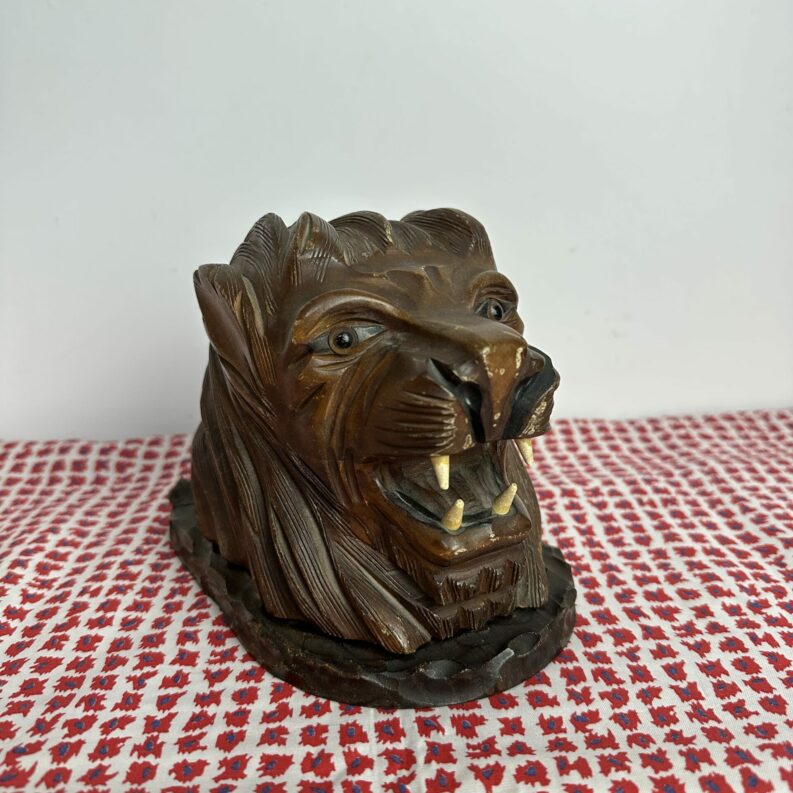 Boîte à cigarettes ancienne sculptée en bois tête de lion
